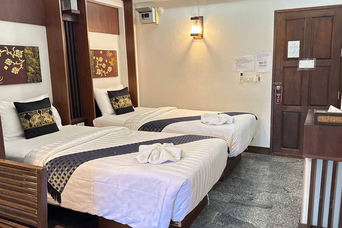 Escritorio, wifi gratis y ropa de cama 