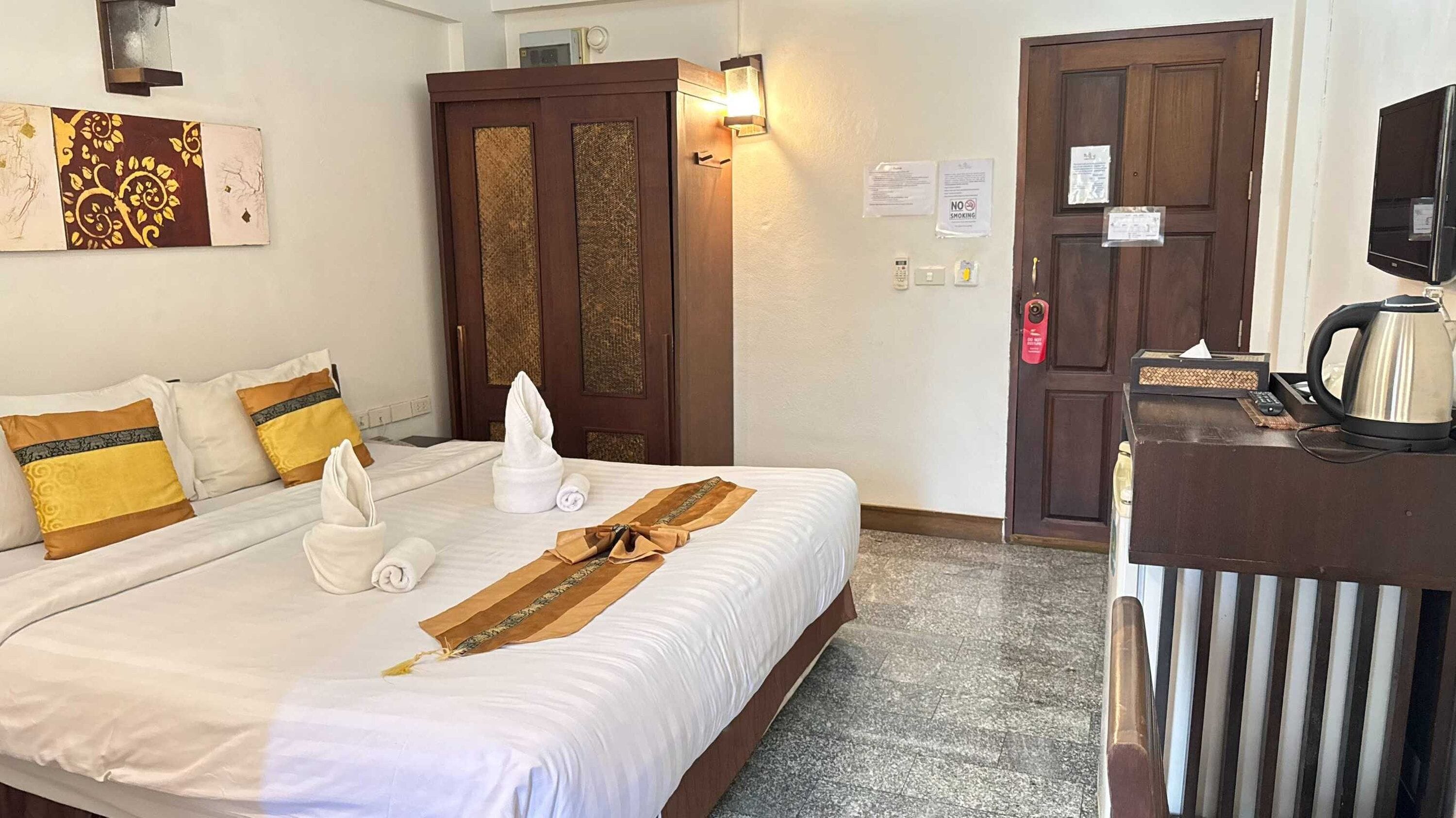 Thailand Family Suite | Desk, free WiFi, bed sheets