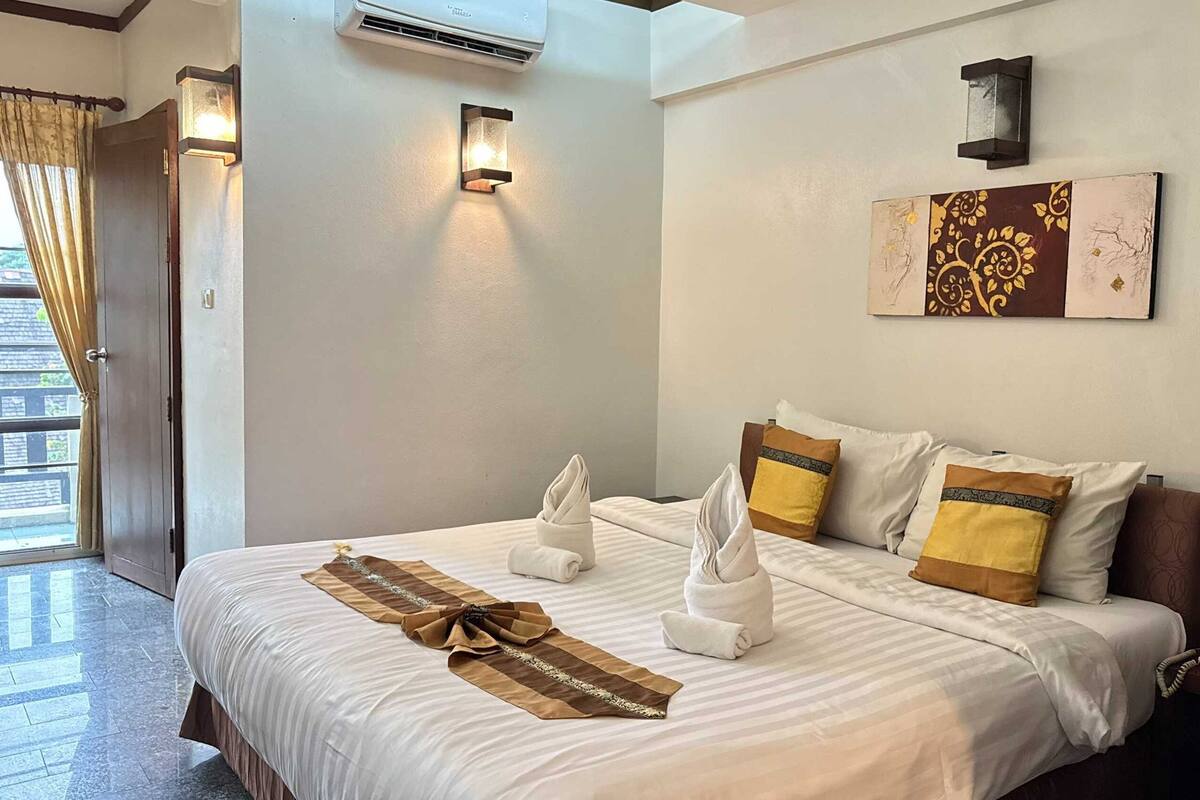 Escritorio, wifi gratis y ropa de cama 