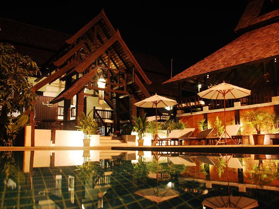 2 outdoor pools, pool loungers