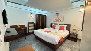 Escritorio, wifi gratis y ropa de cama 