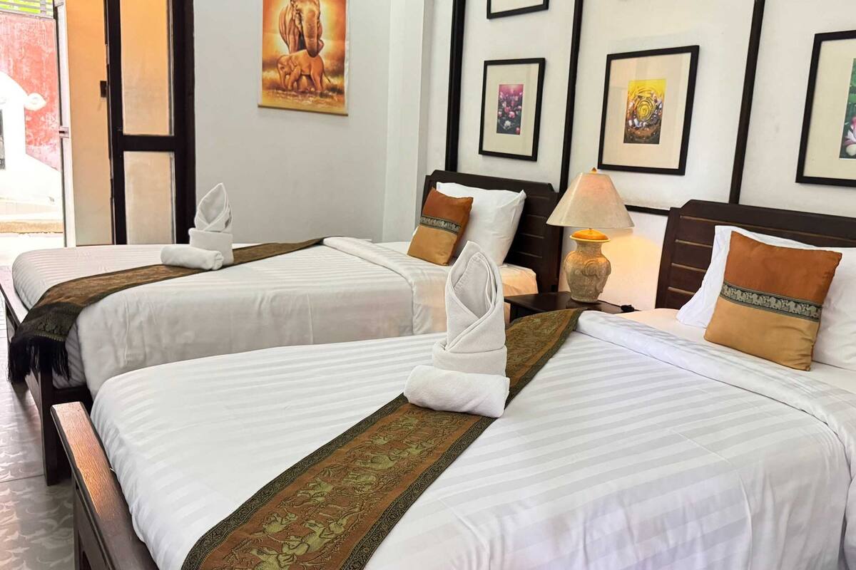 Escritorio, wifi gratis y ropa de cama 