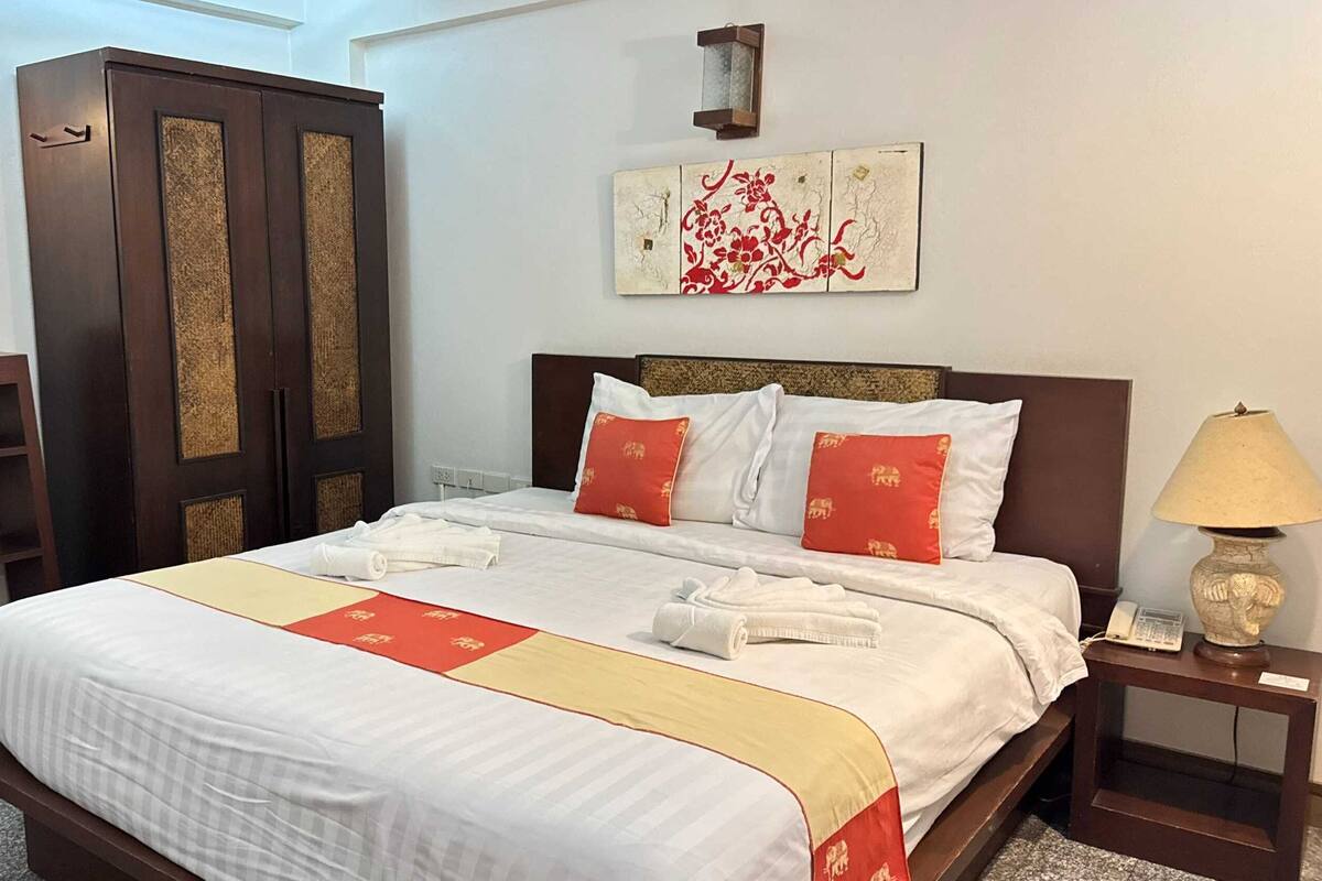 Escritorio, wifi gratis y ropa de cama 