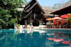 2 つの屋外プール、サンラウンジャー