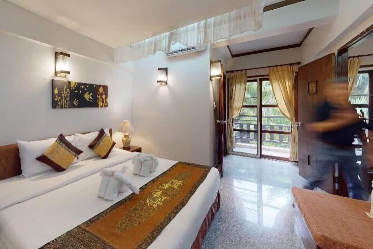 In-room safe, free WiFi, bed sheets