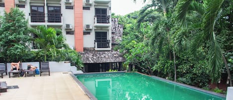 Una piscina al aire libre