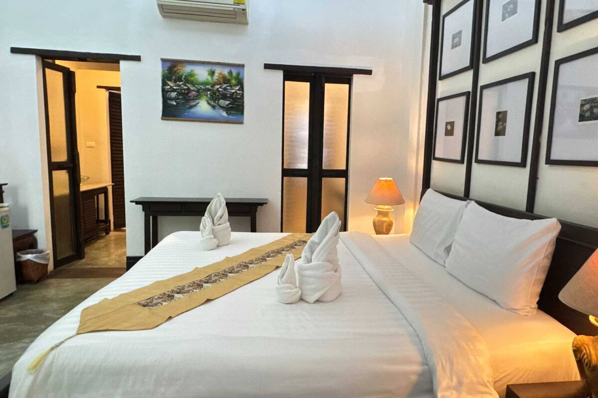 Escritorio, wifi gratis y ropa de cama 