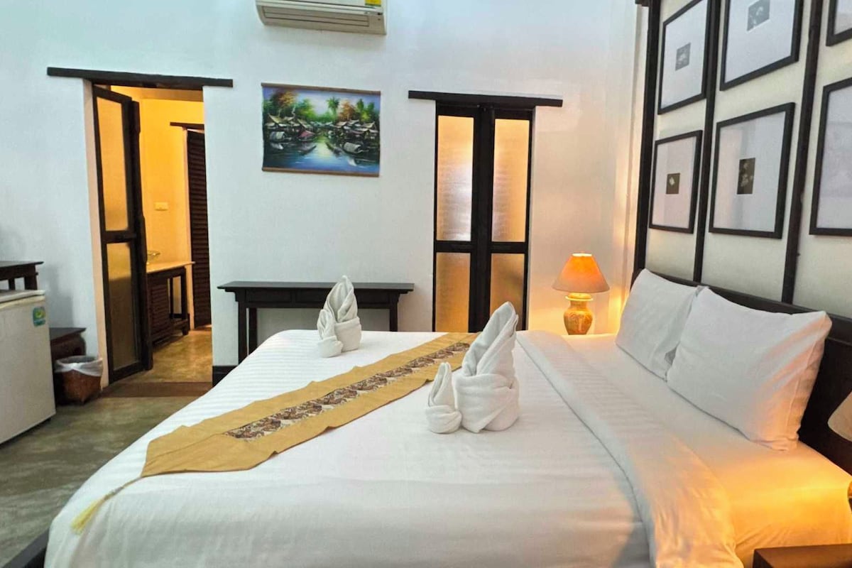 Desk, free WiFi, bed sheets