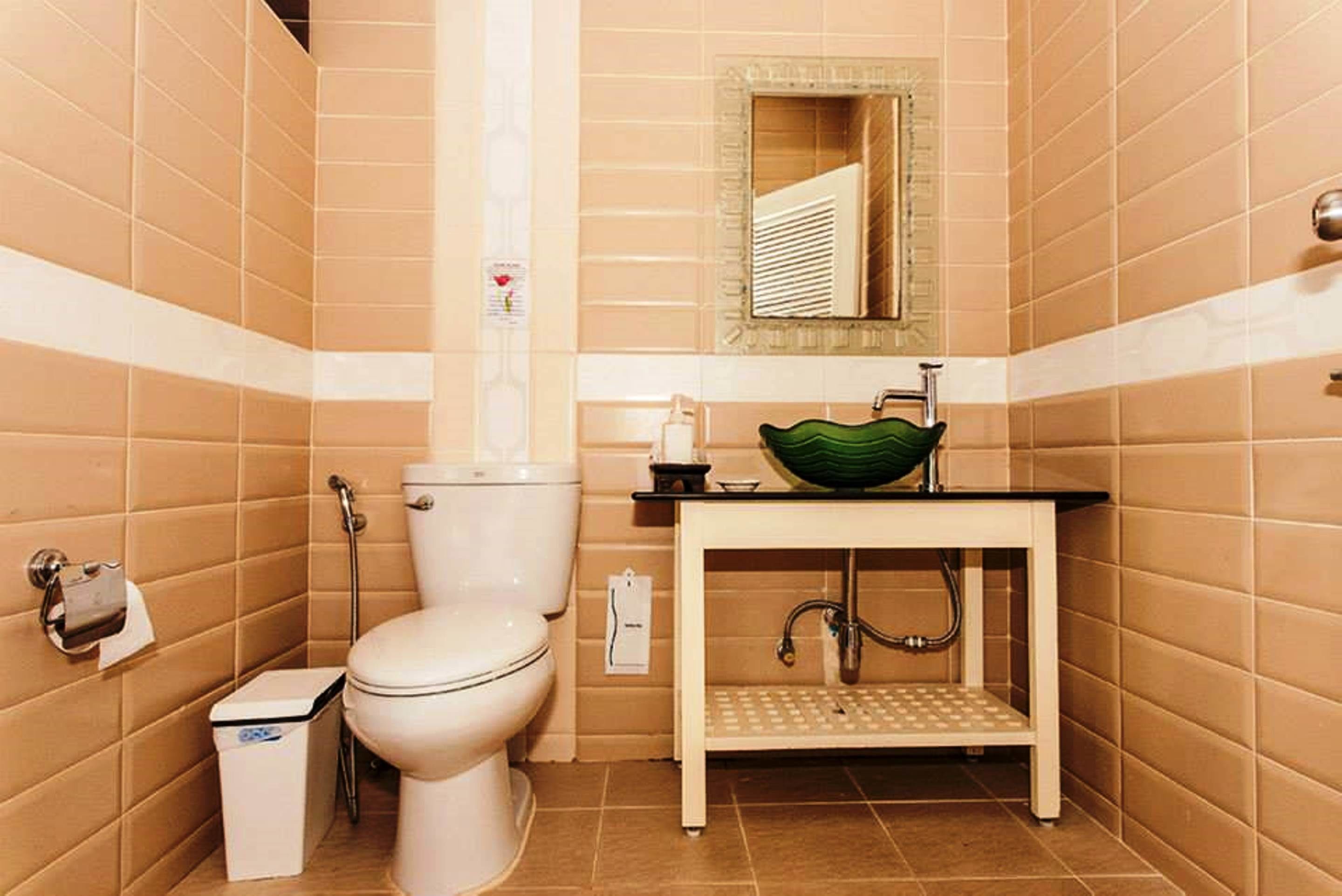 superior room, garden view | bathroom | combined shower/bathtub, free toiletries, hair dryer, bathrobes