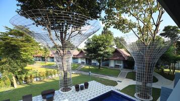 Grand Deluxe Room | Living area | 49-inch TV with satellite channels, fireplace, pay movies