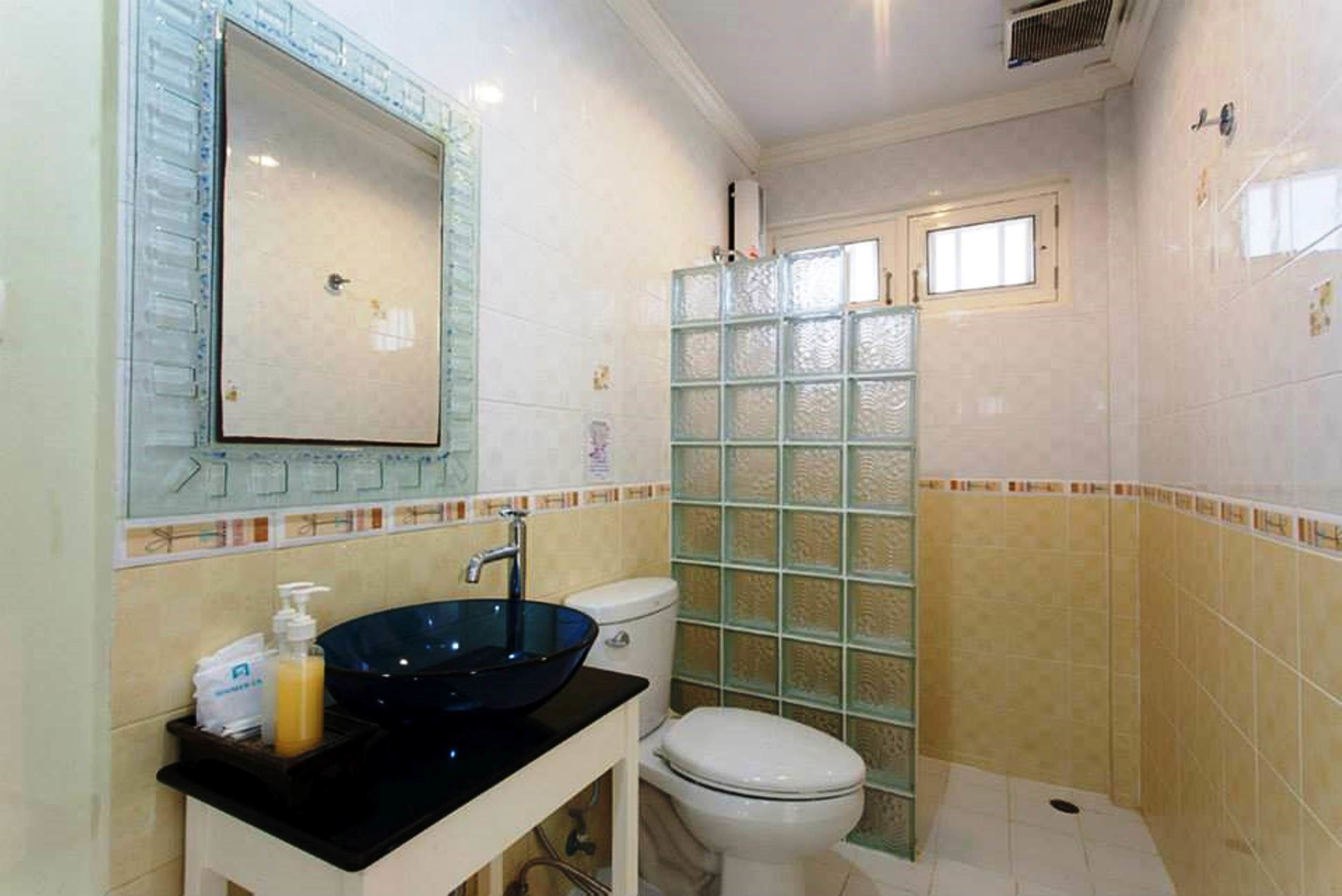 combined shower/bathtub, free toiletries, hair dryer, bathrobes