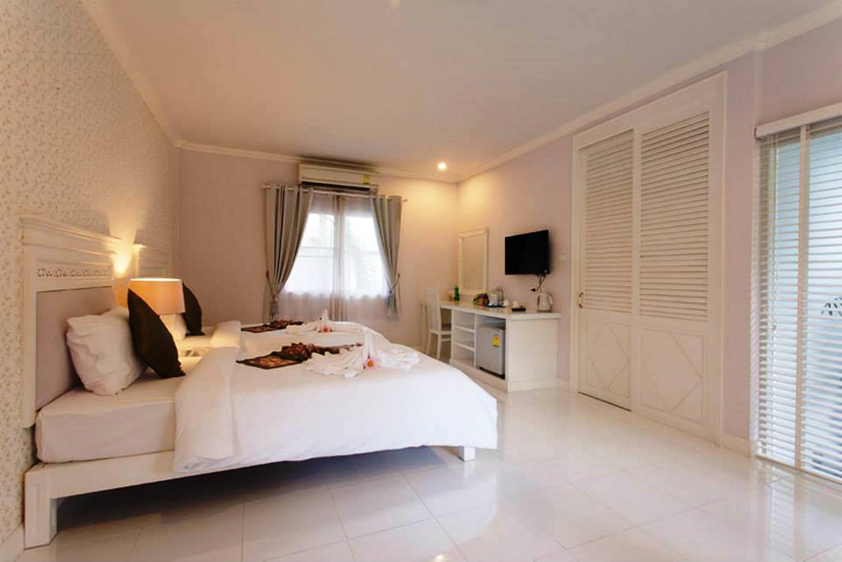 deluxe villa, garden view | premium bedding, minibar, in-room safe, desk