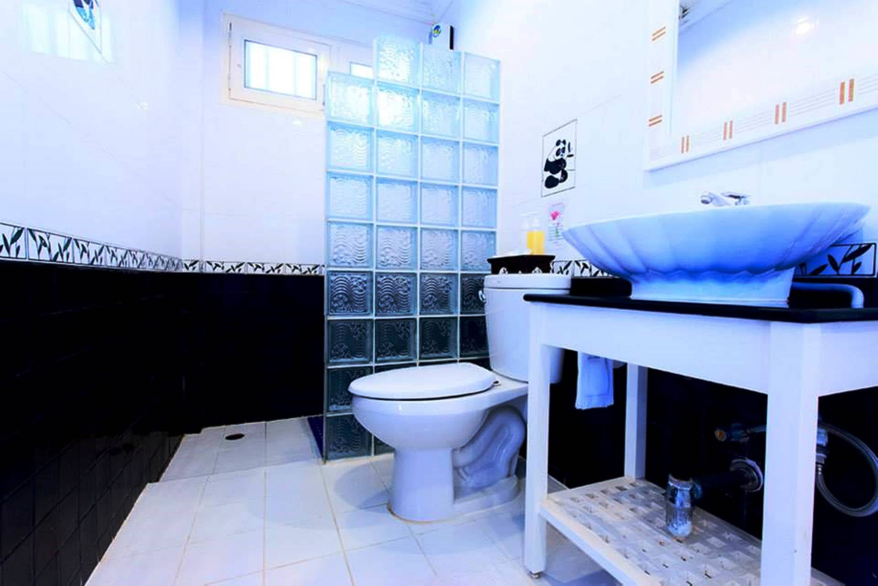 combined shower/bathtub, free toiletries, hair dryer, bathrobes