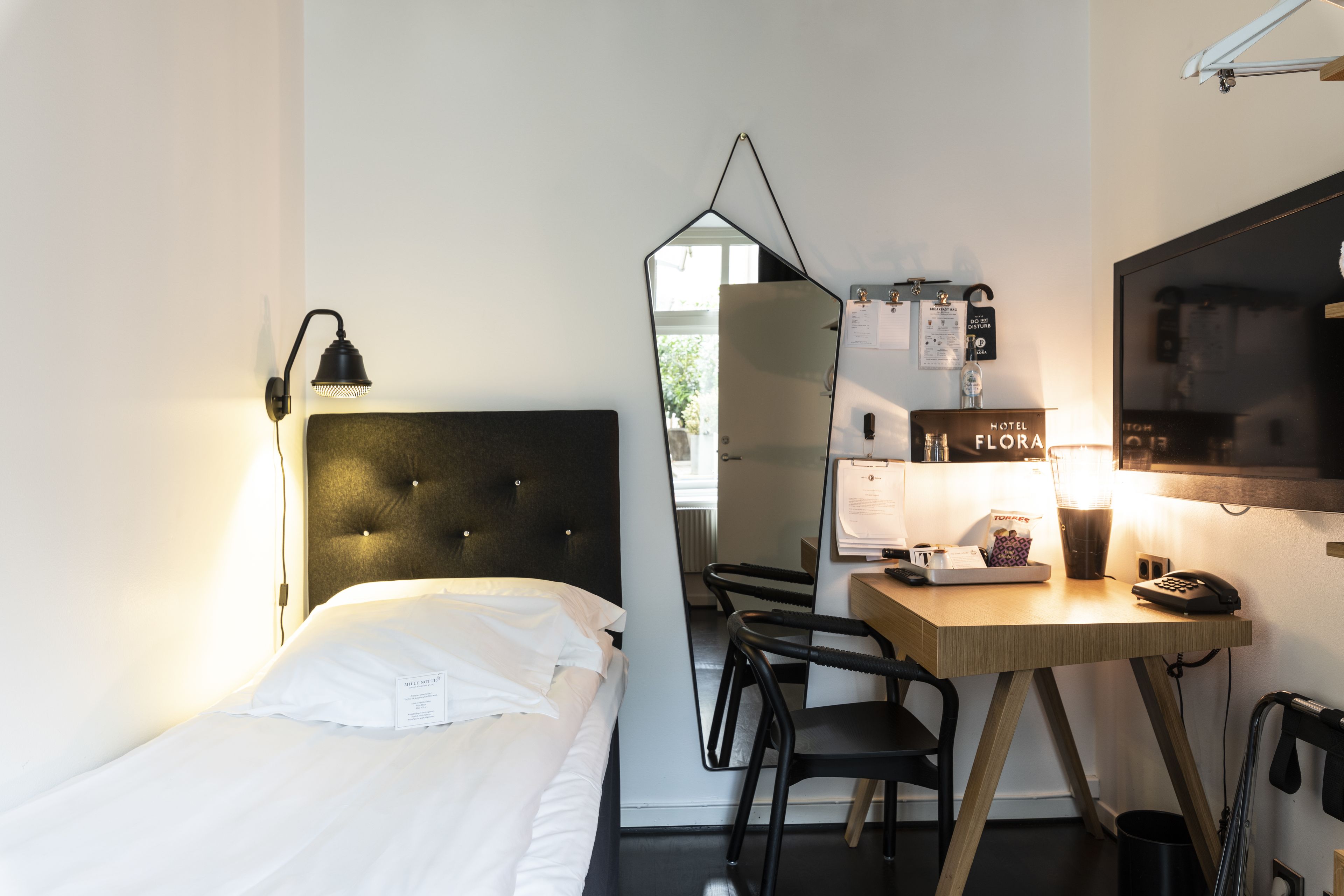 tiny - for when your travelling light (bed 90 cm) | desk, iron/ironing board, free wifi, bed sheets