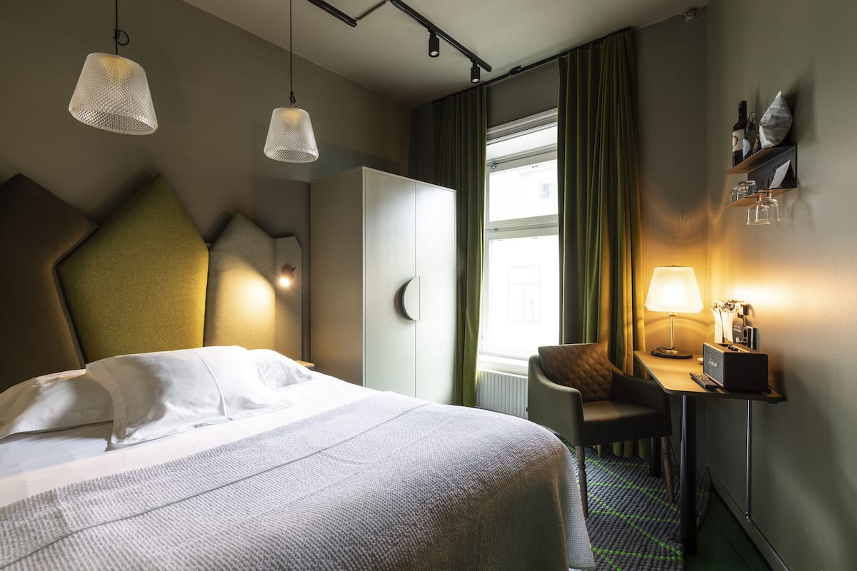 m - plenty of space for one or for two (king size bed of 180 cm) | desk, iron/ironing board, free wifi, bed sheets