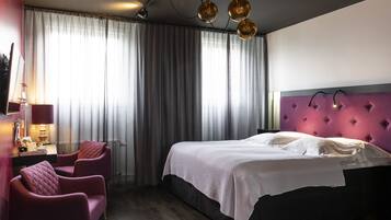 M - plenty of space for one or for two (king size bed of 180 cm) | Työpöytä, silitysrauta/-lauta, ilmainen Wi-Fi, vuodevaatteet