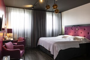 Escritorio, tabla de planchar con plancha, wifi gratis y ropa de cama