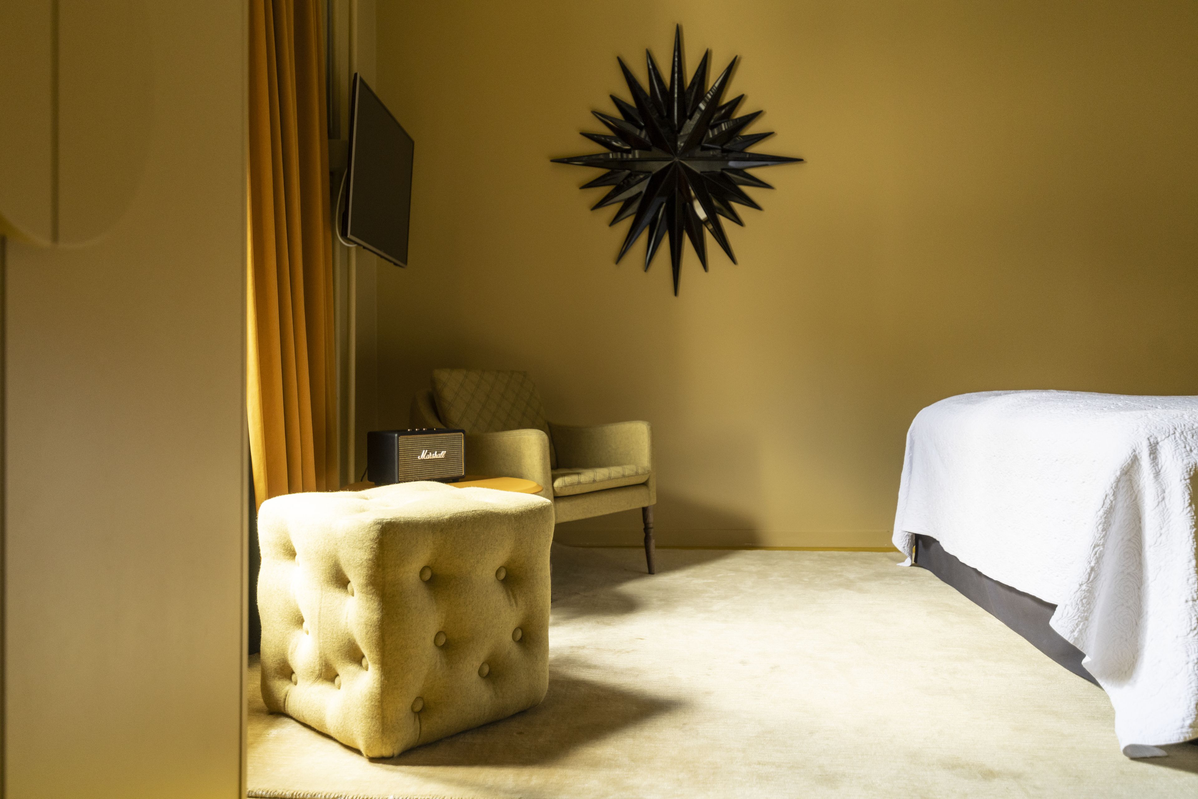 l - generous and spacious (king size bed of 180 cm) | desk, iron/ironing board, free wifi, bed sheets