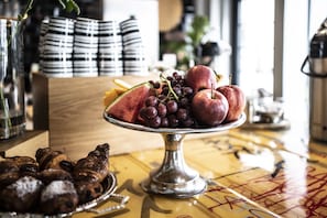 Free buffet breakfast on weekends