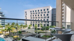 Eine moderne Hotel-Dachterrasse mit Pool, Sitzgelegenheiten im Freien und Blick auf die Stadtlandschaft.