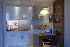 Full-sized fridge, microwave, oven, stovetop