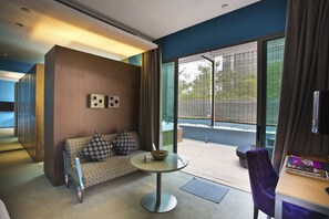 Suite (The Oasis Suite) | Área de sala de estar | Televisión LCD de 40 pulgadas con canales por cable y televisión 