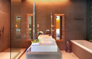 Shower, designer toiletries, hair dryer, bathrobes - klapsons, The Boutique Hotel (Singapore)