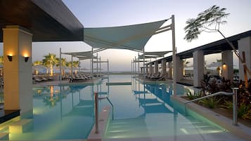 Piscine extérieure, parasols de plage, chaises longues