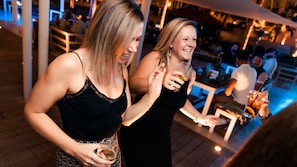 2 bars/lounges, gastropub, lobby lounge