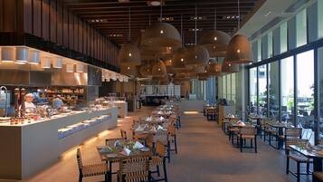 3 restaurants, serveren ontbijt, lunch, diner, Aziatische gerechten