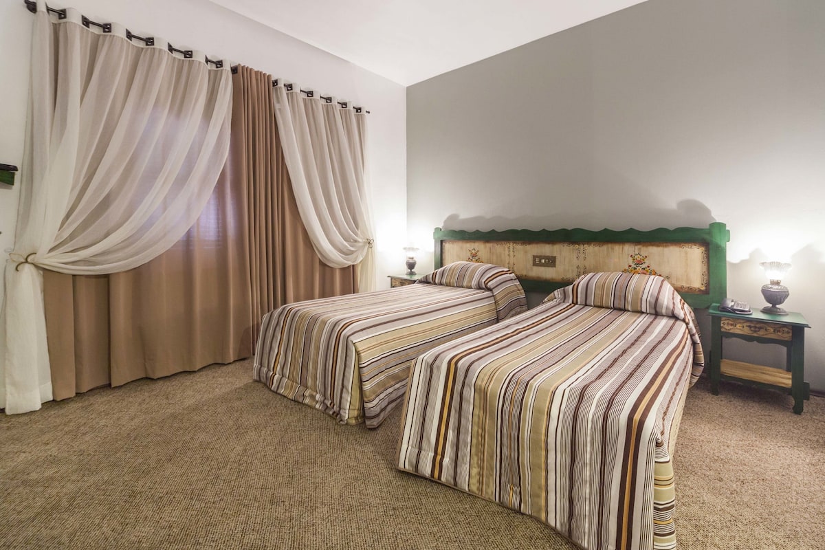 Standard Twin Room | Minibar, blackout drapes, free WiFi, bed sheets