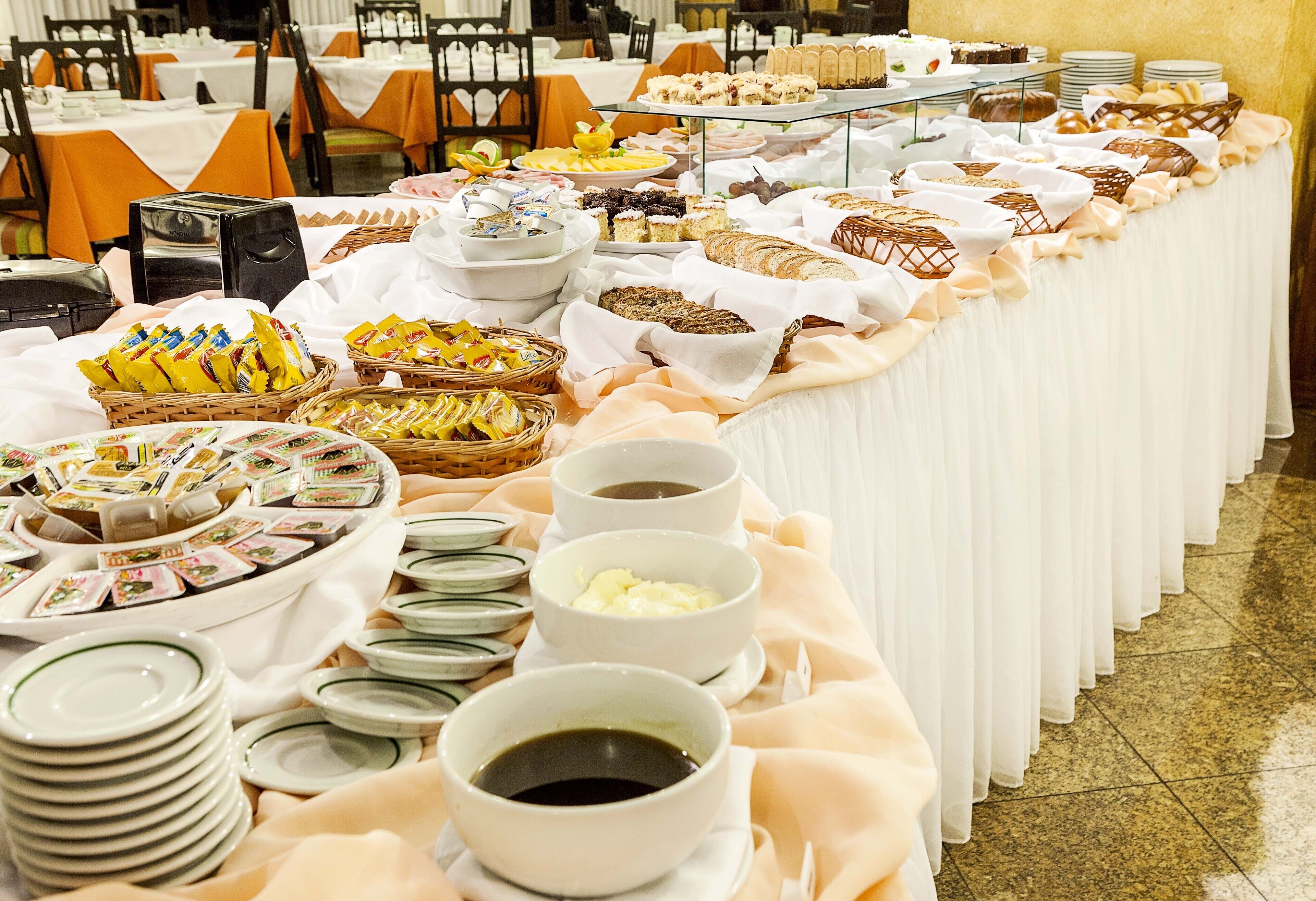 Una mesa de buffet con diferentes alimentos y bebidas.