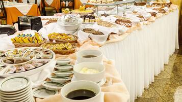 Una mesa de buffet con diferentes alimentos y bebidas.