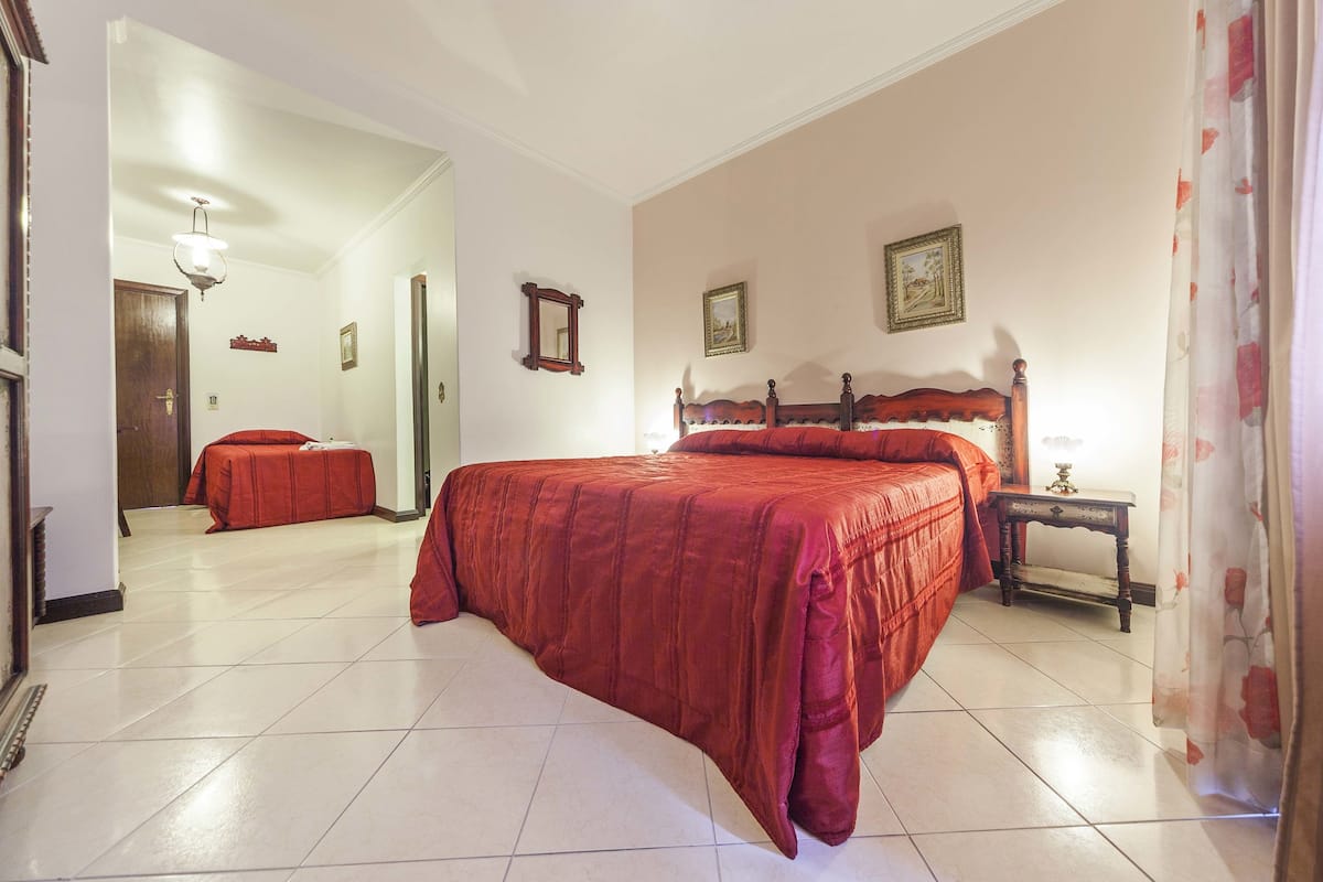Deluxe Double Room, 1 King Bed | Minibar, blackout drapes, free WiFi, bed sheets