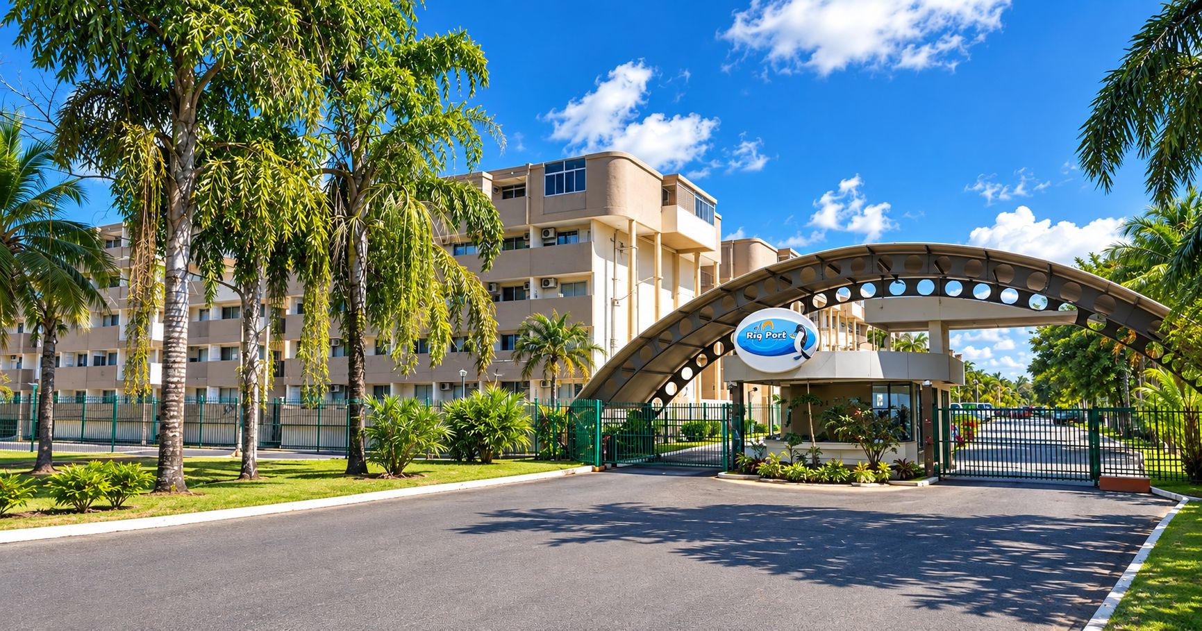 Entrada de hotel con un arco curvo y un letrero.