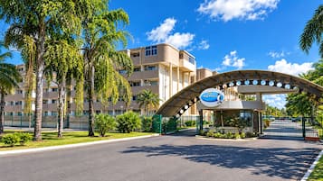 Entrada de hotel con un arco curvo y un letrero.