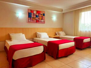 Kolmen hengen standard-huone | Minibaari, työpöytä, pimennysverhot, ilmainen Wi-Fi