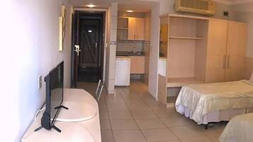 Frigorifero, microonde (su richiesta)