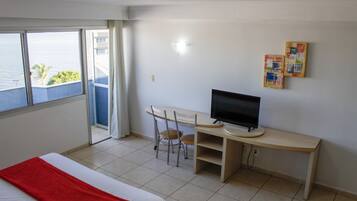 Quarto casal standard de uso individual | Frigobar, escrivaninha, cortinas blackout, Wi-Fi de cortesia
