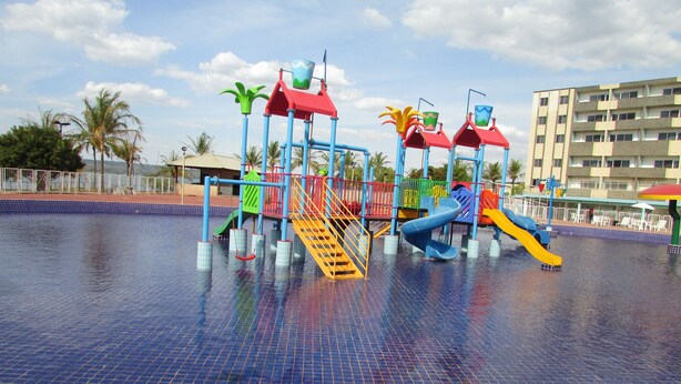 Een waterpark met meerdere glijbanen en speelconstructies.
