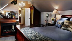 The English Manor Suite (Mountain, Garden and Pool Views) | Premium bedding, pillow-top beds, minibar, individually decorated - Annville Inn Bed and Breakfast (Annville)