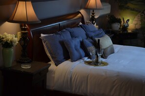 Tweepersoonskamer, voor 1 persoon (Mountain, Garden and Pool Views) | Luxe beddengoed, pillowtop-bedden, een minibar, individueel gedecoreerd