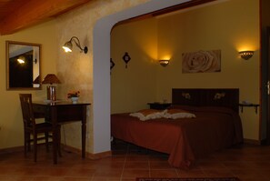 Comfort Room | Minibar, desk, blackout drapes, soundproofing - B&B Triskeles (Syracuse)