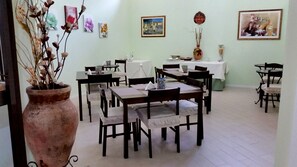 Petit déjeuner complet compris