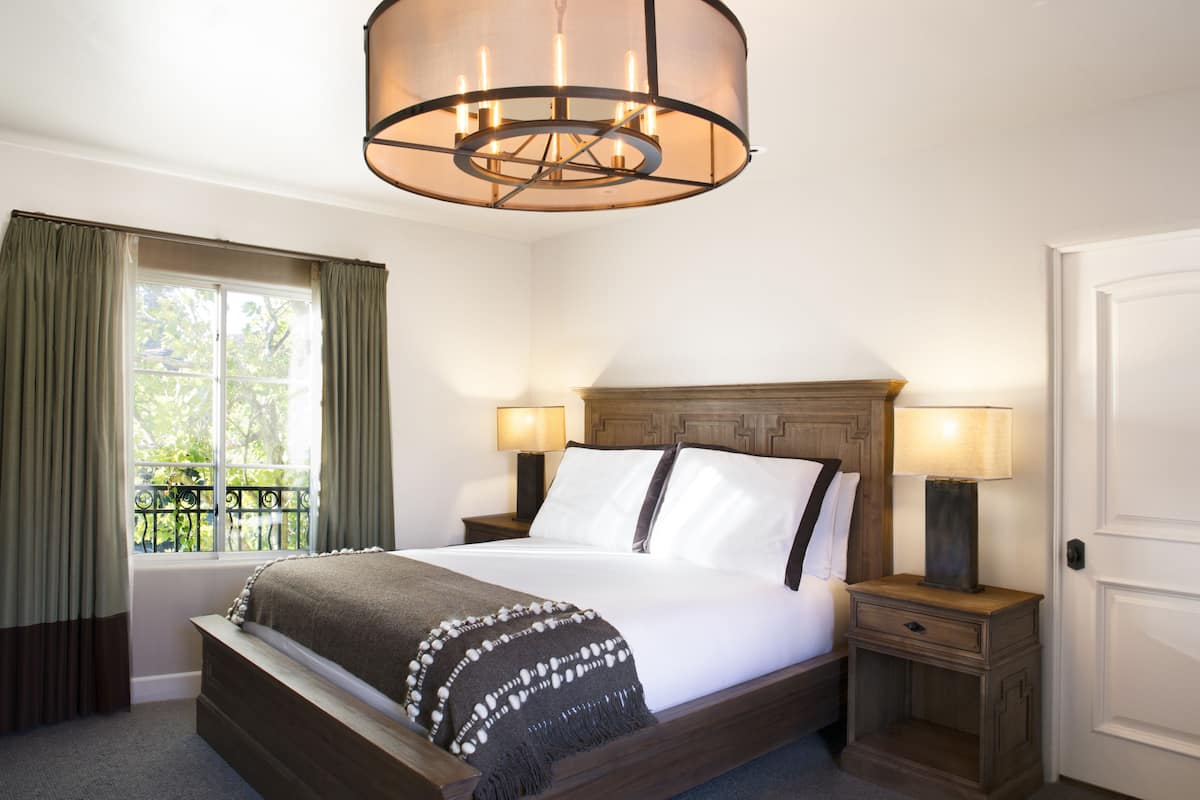 Premium Room, 1 King Bed | Frette Italian sheets, premium bedding, down comforters, in-room safe