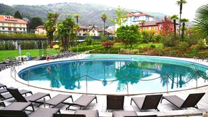 A pool with lounge chairs and a rope barrier. - Hotel Milan Speranza Au Lac (Stresa)