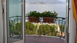 A balcony with a view of a lake and mountains. - Hotel Milan Speranza Au Lac (Stresa)