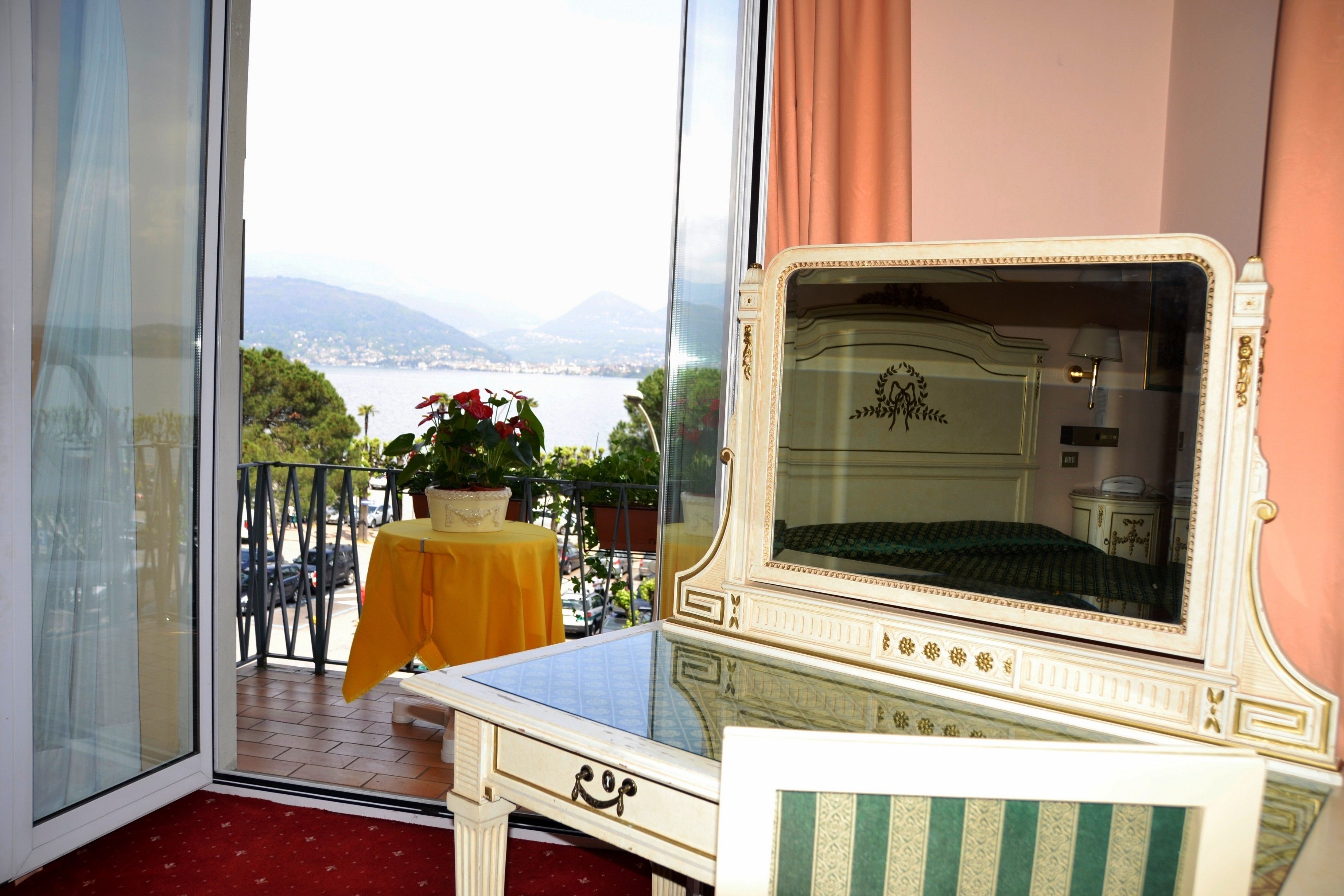 double room, lake view (front) | room amenity