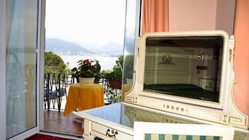 Double Room, Lake View (Front) | Room amenity