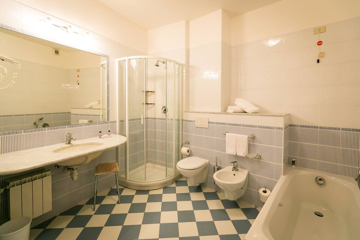 triple room, lake view | bathroom | combined shower/bathtub, free toiletries, hair dryer, slippers